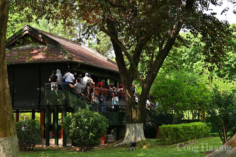 Trong tháng 5 này, Khu di tích Chủ tịch Hồ Chí Minh đón nhiều đoàn khách trong, ngoài nước. Ảnh: Nam Nguyễn