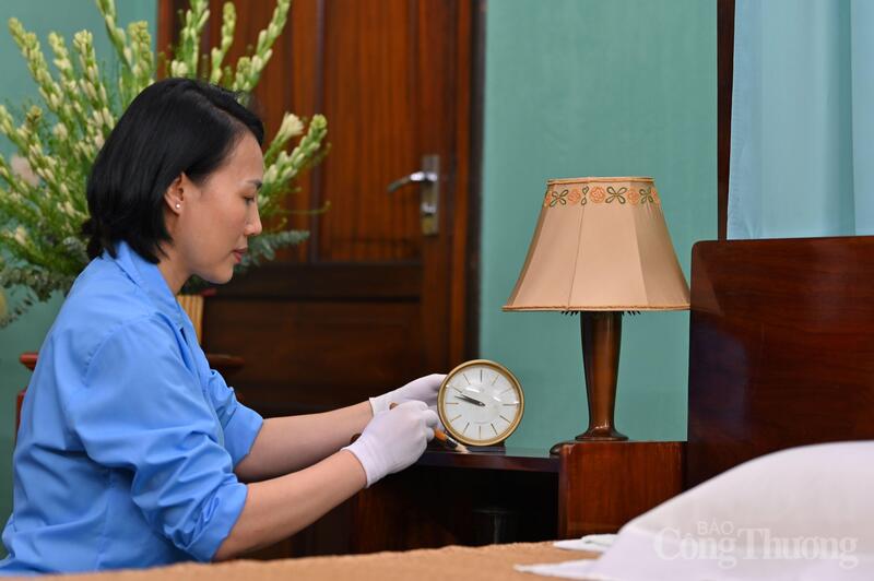 Chị Mai Lệ Huyền cùng các cán bộ, nhân viên tại Phòng Bảo quản, Môi trường di tích chăm sóc, bảo quản các kỷ vật của Bác Hồ. Ảnh: Nam Nguyễn