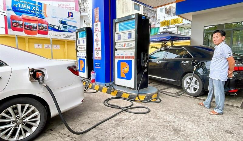 Việc đưa xăng E10 vào kinh doanh tại các cửa hàng trên địa bàn thành phố đã và đang được thực hiện đồng bộ.
