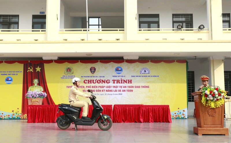Đội CSGT đường bộ cao tốc số 4 phối hợp với các trường tổ chức tuyên truyền, phổ biến pháp luật về trật tự ATGT và kỹ năng lái xe an toàn. Ảnh: Mai Liễu
