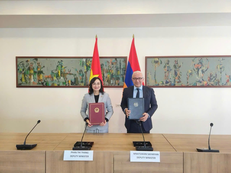Thứ trưởng Bộ Công Thương Phan Thị Thắng và Thứ trưởng Bộ Ngoại giao Armenia Mnatsakan Safarya cùng nhau ký Biên bản Khóa họp lần 2.