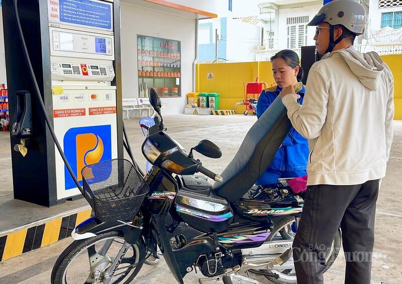 Tại Petrolimex số 1, hiện lượng khách mua xăng E10 ngày càng tăng, hoạt động bán hàng ổn định.