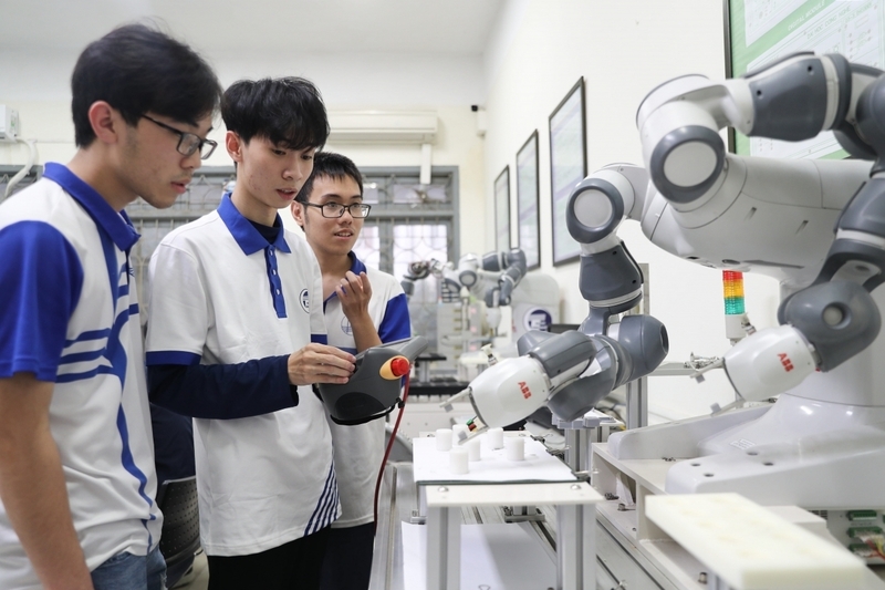 Sinh viên Trường Đại học Công nghệ - Đại học Quốc gia Hà Nội trong buổi thực hành, nghiên cứu khoa học, công nghệ. Nguồn: UET