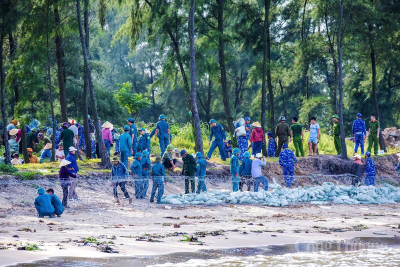 Mùa mưa bão năm 2025, xã Đan Hải cùng lực lượng vũ trang, tổ chức đoàn thể, người dân đã dùng hàng trăm khối đá hộc, rọ sắt, cọc gỗ, bao cát gia cố đê Hội Thống và sơ tán toàn bộ các hộ dân gần khu vực tuyến đê. Ảnh tư liệu