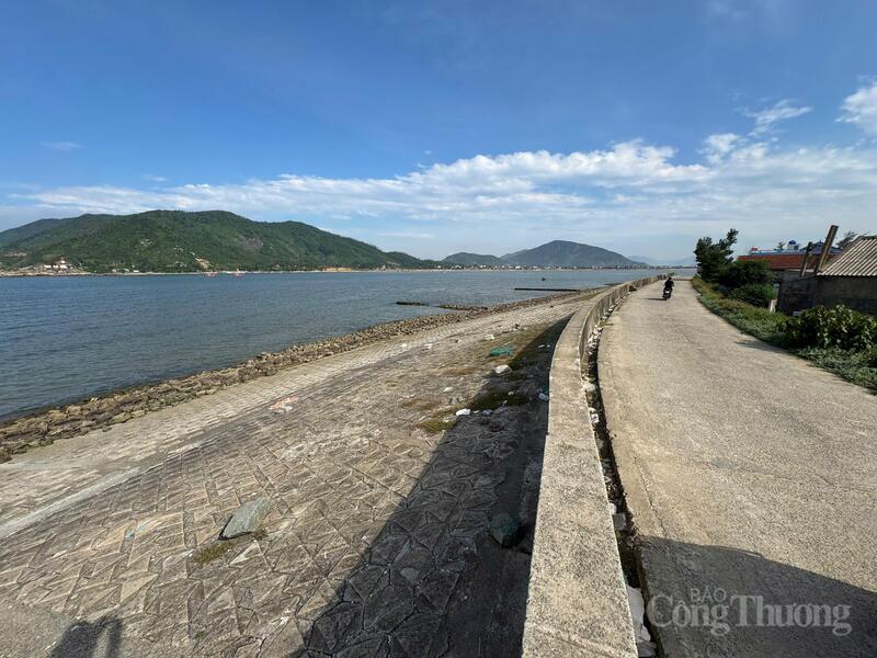 Trước tình trạng xuống cấp kéo dài và nguy cơ mất an toàn cấp bách, UBND tỉnh Hà Tĩnh đã phê duyệt chủ trương đầu tư dự án nâng cấp đê biển Cẩm Nhượng nhằm tăng cường khả năng ứng phó thiên tai.