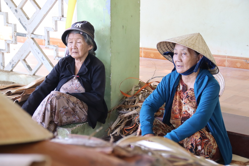 Với những cụ già đã ngoài 70 tuổi, việc bán được bao nhiêu mo cau, thu về được bao nhiêu tiền dường như đã không còn quan trọng. Ở đó, họ được gặp nhau để hàn huyên, tâm sự. Ảnh: Nguyễn Dương