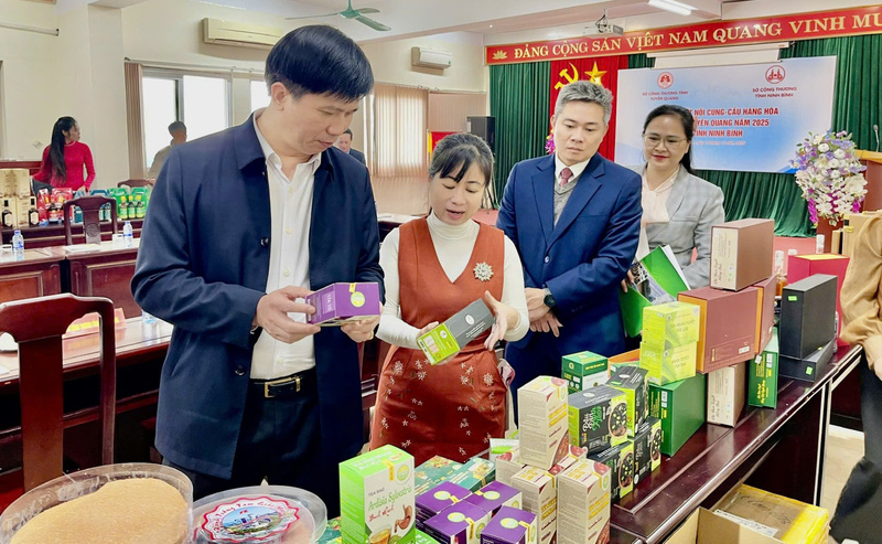 Sở Công Thương Ninh Bình hỗ trợ cơ sở công nghiệp nông thôn tiếp cận thị trường. Ảnh minh hoạ