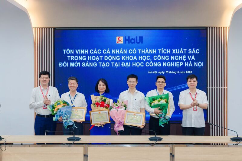 PGS.TS. Kiều Xuân Thực - Hiệu trưởng HaUI và PGS.TS. Phạm Văn Đông - Phó Hiệu trưởng chúc mừng 4 nhà khoa học có thành tích xuất sắc trong hoạt động nghiên cứu khoa học, công nghệ và đổi mới sáng tạo