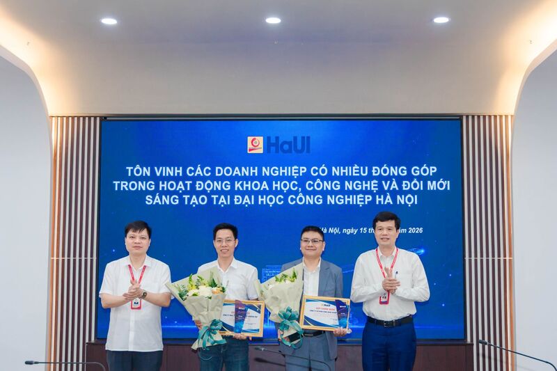 PGS.TS. Kiều Xuân Thực - Hiệu trưởng HaUI và PGS.TS. Phạm Văn Đông - Phó Hiệu trưởng trao Giấy chứng nhận tôn vinh Công ty TNHH Sharetech và Công ty TNHH KHKT Goertek Vina - doanh nghiệp có nhiều đóng góp trong hoạt động đào tạo, nghiên cứu khoa học, chuyển giao công nghệ và đổi mới sáng tạo.