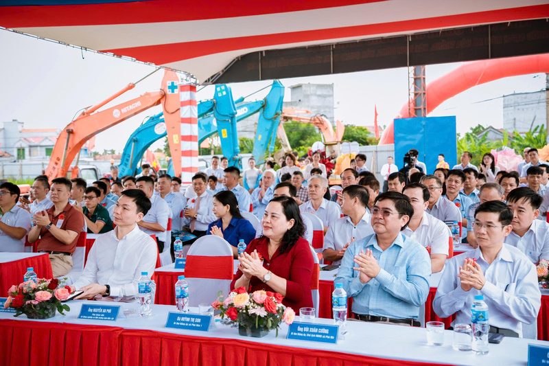 Đại biểu tham dự lễ khởi công