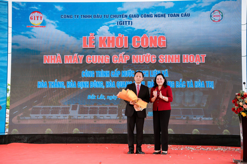 Lãnh đạo UBND xã Phú Hòa 1 tặng hoa chúc mừng chủ đầu tư