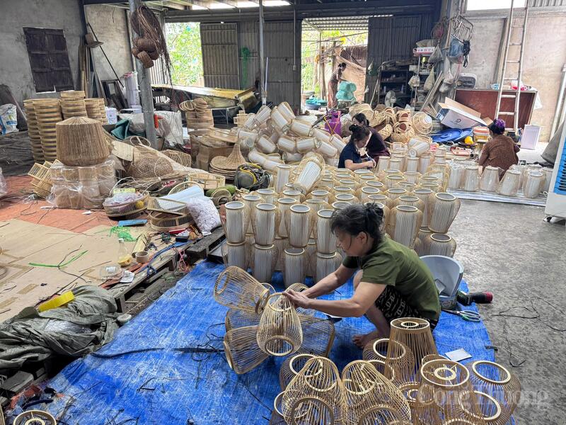 Hơn 100 sản phẩm mây tre đan xuất khẩu của Hộ kinh doanh trong thôn Thế Hiển được kiểm tra kỹ lưỡng trước khi đưa vào đóng thùng xuất khẩu.