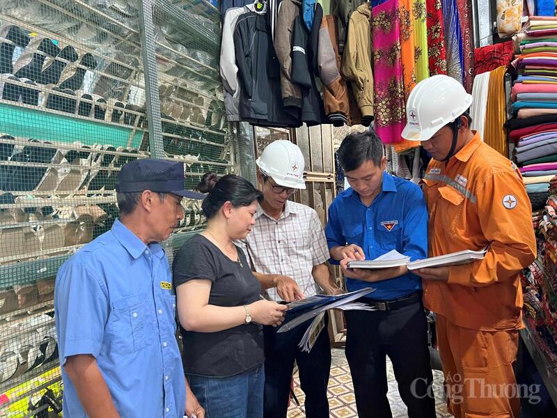 Nhân viên ngành điện miền Trung tuyên truyền sử dụng năng lượng tiết kiệm, hiệu quả.