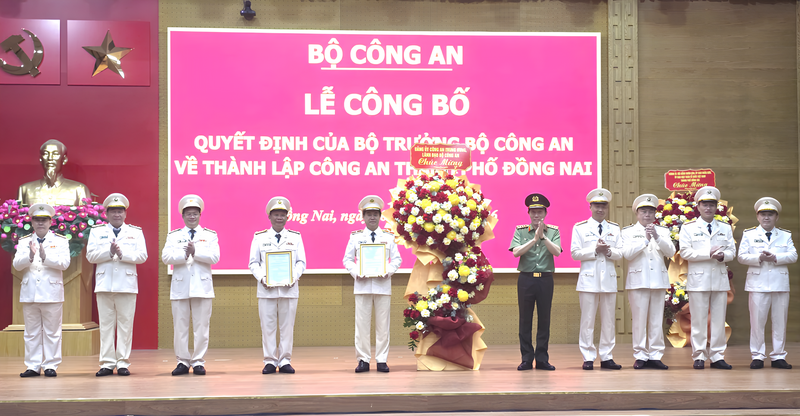Đại tướng Lương Tam Quang, Bộ trưởng Bộ Công an trao Quyết định và chúc mừng Công an TP. Đồng Nai. Ảnh: Công an Đồng Nai