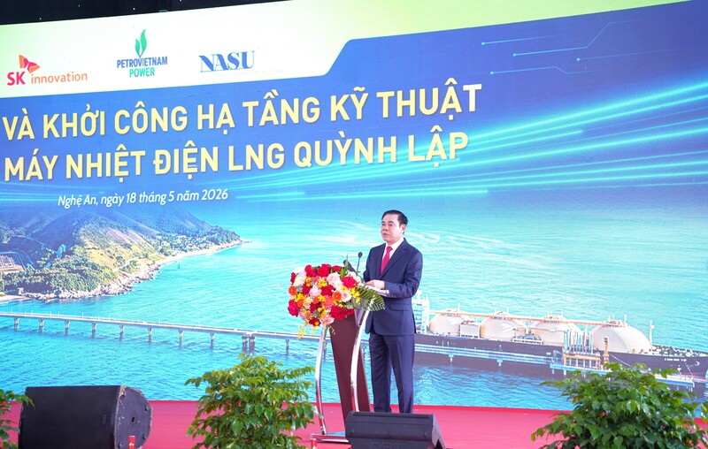 Chủ tịch UBND tỉnh Nghệ An Võ Trọng Hải phát biểu tại buổi lễ. Lãnh đạo tỉnh Nghệ An nhấn mạnh vai trò quan trọng của dự án đối với sự phát triển của tỉnh Nghệ An và đề nghị các sở, ngành, địa phương tiếp tục đồng hành, hỗ trợ tối đa, tạo điều kiện thuận lợi nhất để dự án sớm hoàn thành. Ảnh: Mai Liễu