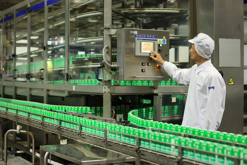 D&acirc;y chuyền sản xuất sữa tươi tại nh&agrave; m&aacute;y của Vinamilk. Ảnh: Vi Nam