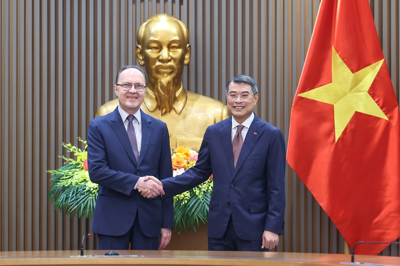 Thủ tướng Chính phủ Lê Minh Hưng tiếp Đại sứ Đặc mệnh toàn quyền Liên bang Nga tại Việt Nam Gennady Bezdetko - Ảnh: VGP/Nhật Bắc