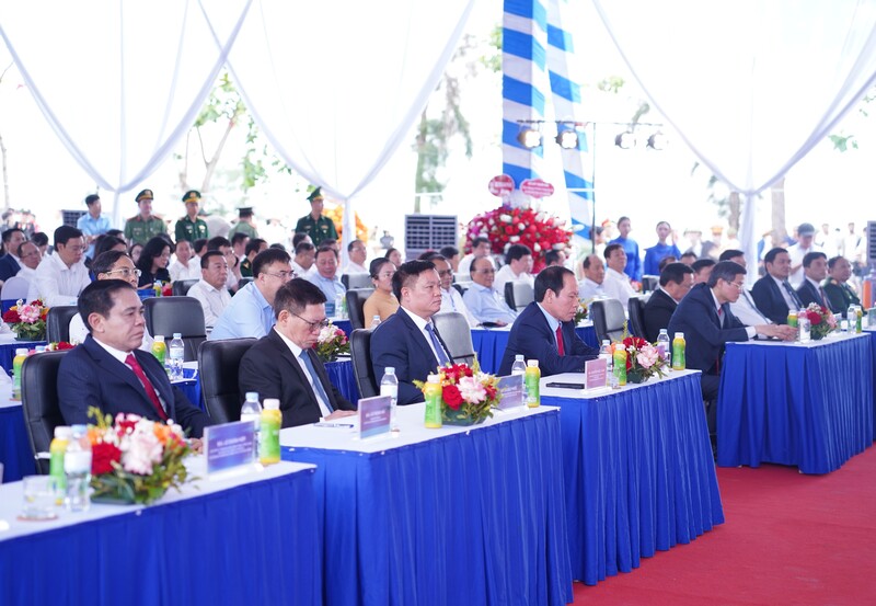 Các đại biểu Trung ương và tỉnh Nghệ An tham dự lễ khởi công. Ảnh Mai Liễu