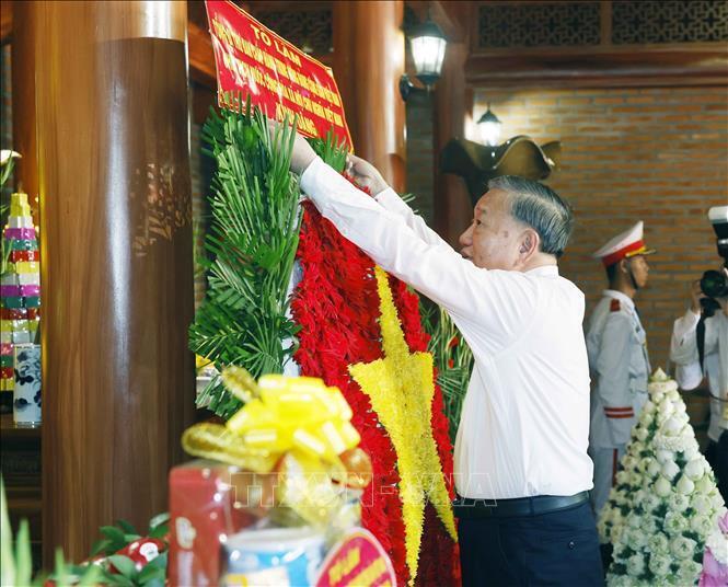 Tổng Bí thư, Chủ tịch nước Tô Lâm dâng hoa tưởng niệm Chủ tịch Hồ Chí Minh, Đại tướng Võ Nguyên Giáp và Anh hùng liệt sĩ Võ Thị Sáu tại Nhà thờ Bác Hồ trong khuôn viên Thành ủy Đồng Nai. Ảnh: Thống Nhất/TTXVN