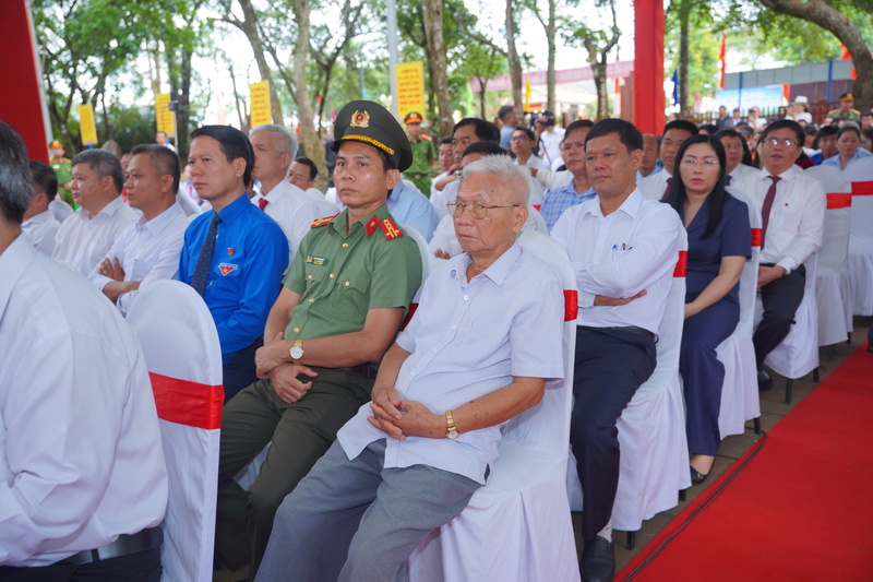 Các đại biểu tham dự buổi lễ.