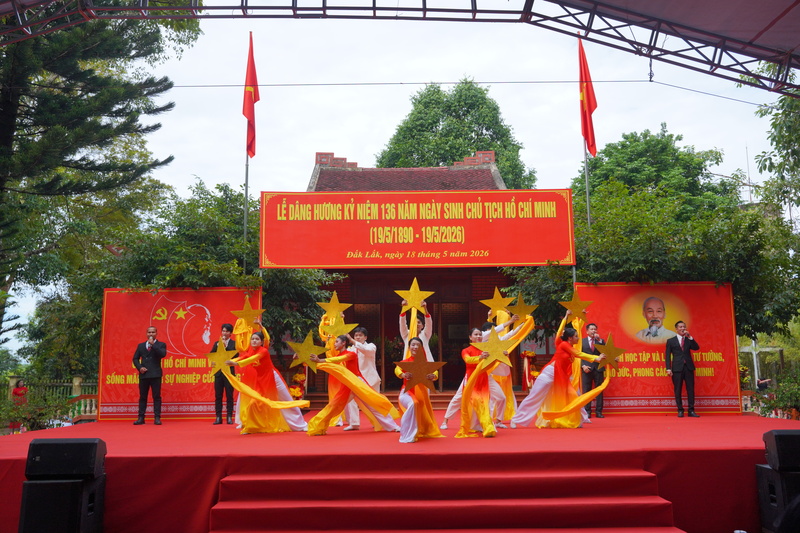 Đắk Lắk: Dâng hương kỷ niệm 136 năm Ngày sinh Chủ tịch Hồ Chí Minh - 1