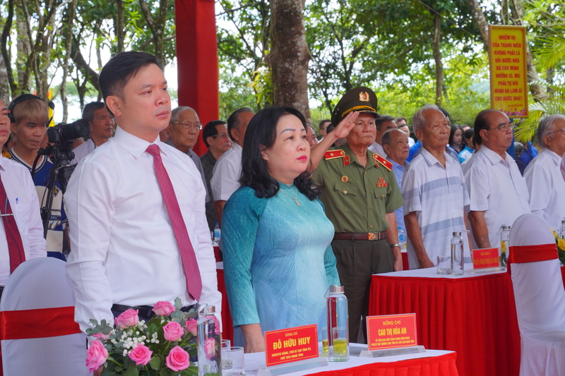 Các đại biểu thực hiện nghi thức chào cờ.