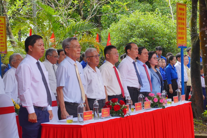 Đắk Lắk: Dâng hương kỷ niệm 136 năm Ngày sinh Chủ tịch Hồ Chí Minh - 6