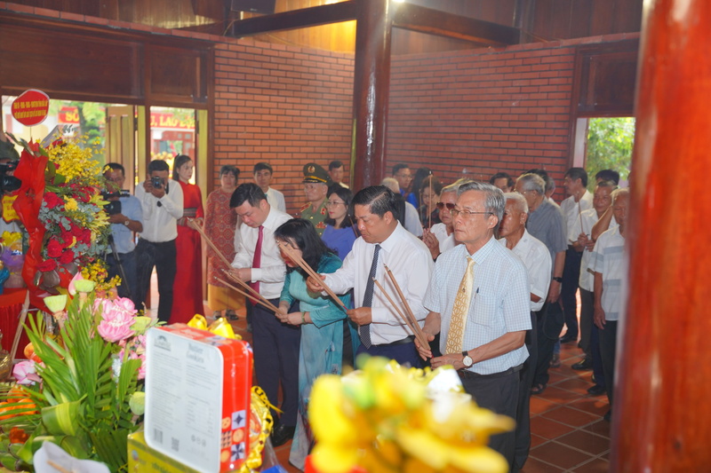 Các đại biểu thực hiện nghi thức dâng hương tưởng nhớ Chủ tịch Hồ Chí Minh.