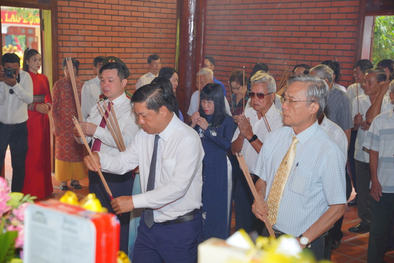 Bí thư Tỉnh ủy Đắk Lắk Lương Nguyễn Minh Triết dâng hương tại Nhà thờ Bác Hồ.