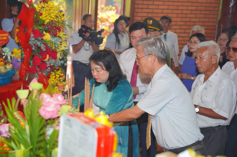 Bà Cao Thị Hòa An, Phó Bí thư Thường trực Tỉnh ủy cùng nguyên lãnh đạo tỉnh dâng hương tưởng nhớ Chủ tịch Hồ Chí Minh.