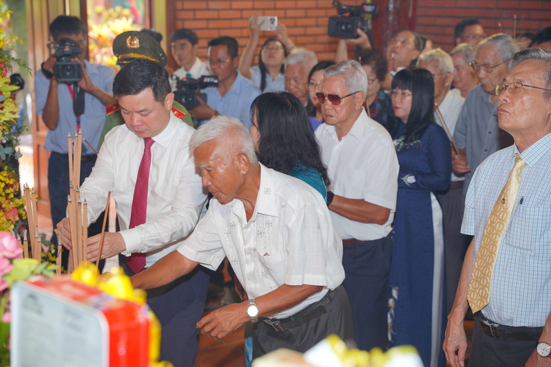 Chủ tịch UBND tỉnh Đắk Lắk Đỗ Hữu Huy (cà vạt đỏ) cùng các đại biểu dâng hương tưởng nhớ Chủ tịch Hồ Chí Minh.