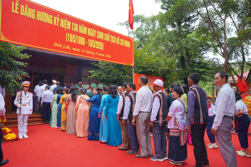 Đông đảo quần chúng nhân dân tham gia buổi lễ.