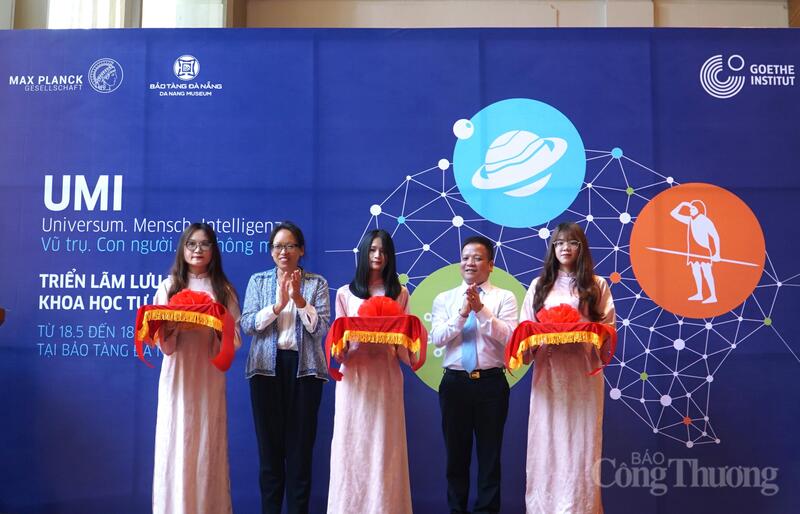 Khai mạc triển lãm khoa học “Vũ trụ - Con người - Trí thông minh”.