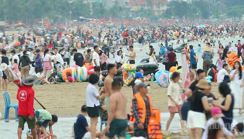 Vào những dịp nghỉ lễ, biển Sầm Sơn đón hàng nghìn du khách trong và ngoài nước đến vui chơi, trải nghiệm. Ảnh: Quốc Anh