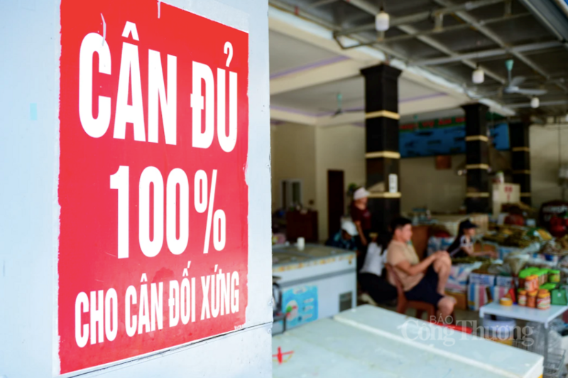 Các điểm cân đối chứng thường đặt ở khu chợ hải sản tươi và khô, có vị trí thuận lợi, dễ quan sát để du khách sử dụng. Ảnh: Quốc Anh