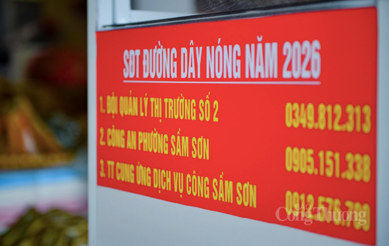 Ngoài ra, mỗi điểm đặt cân đều được niêm yết công khai số điện thoại đường dây nóng của lực lượng quản lý thị trường, Công an và Trung tâm Cung ứng dịch vụ công phường Sầm Sơn. Ảnh: Quốc Anh