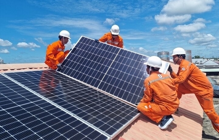 Điện mặt trời mái nhà là giải pháp hiệu quả giúp giảm chi phí điện và thúc đẩy sử dụng nguồn năng lượng sạch - Ảnh: EVN