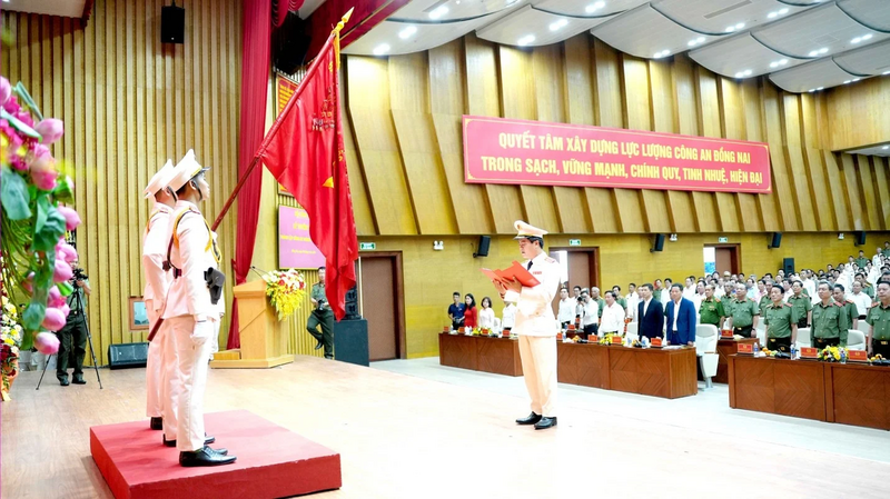 Thiếu tướng Nguyễn Đức Hải, Giám đốc Công an TP. Đồng Nai thực hiện nghi lễ tuyên thệ dưới lá cờ vinh quang của Tổ quốc. Ảnh: Công an Đồng Nai