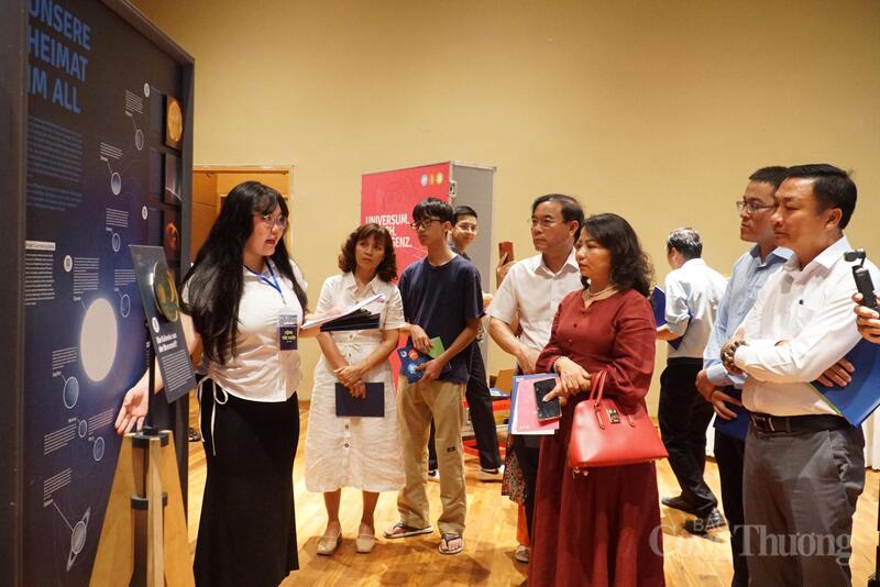 Các đại biểu, người dân, du khách tham quan triển lãm “Vũ trụ - Con người - Trí thông minh”.