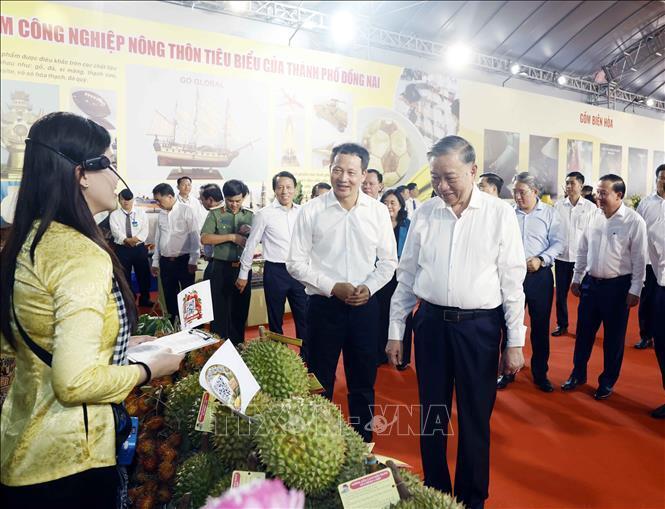 Tổng Bí thư, Chủ tịch nước Tô Lâm thăm quan khu trưng bày, giới thiệu các sản phẩm tiêu biểu của thành phố Đồng Nai. Ảnh: Thống Nhất/TTXVN