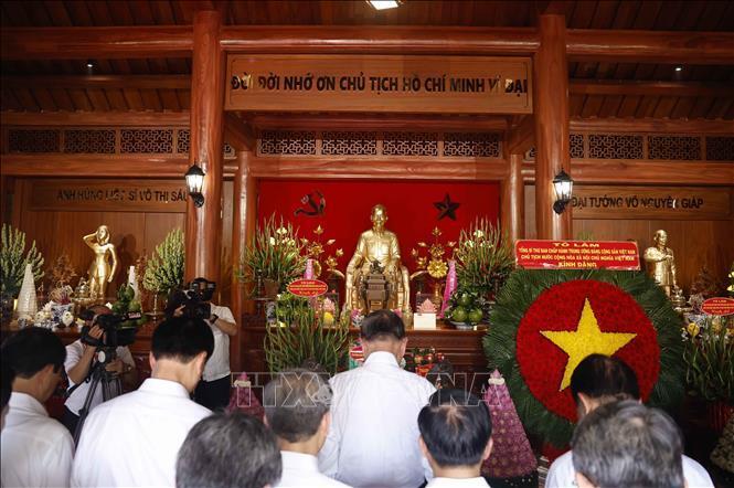 Tổng Bí thư, Chủ tịch nước Tô Lâm dâng hoa, dâng hương tưởng niệm Chủ tịch Hồ Chí Minh, Đại tướng Võ Nguyên Giáp và Anh hùng liệt sĩ Võ Thị Sáu tại Nhà thờ Bác Hồ trong khuôn viên Thành ủy Đồng Nai. Ảnh: Thống Nhất/TTXVN
