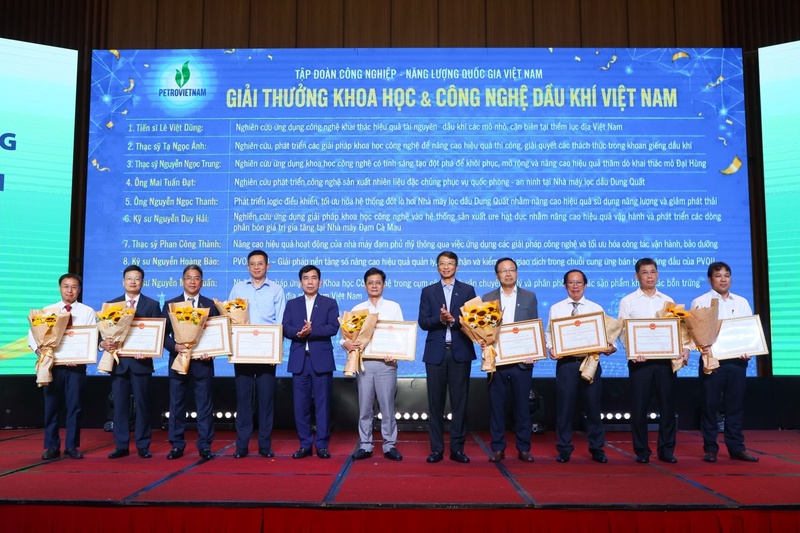 Lãnh đạo Petrovietnam trao Bằng khen cho 9 công trình/cụm công trình đạt Giải thưởng Khoa học và Công nghệ Dầu khí Việt Nam