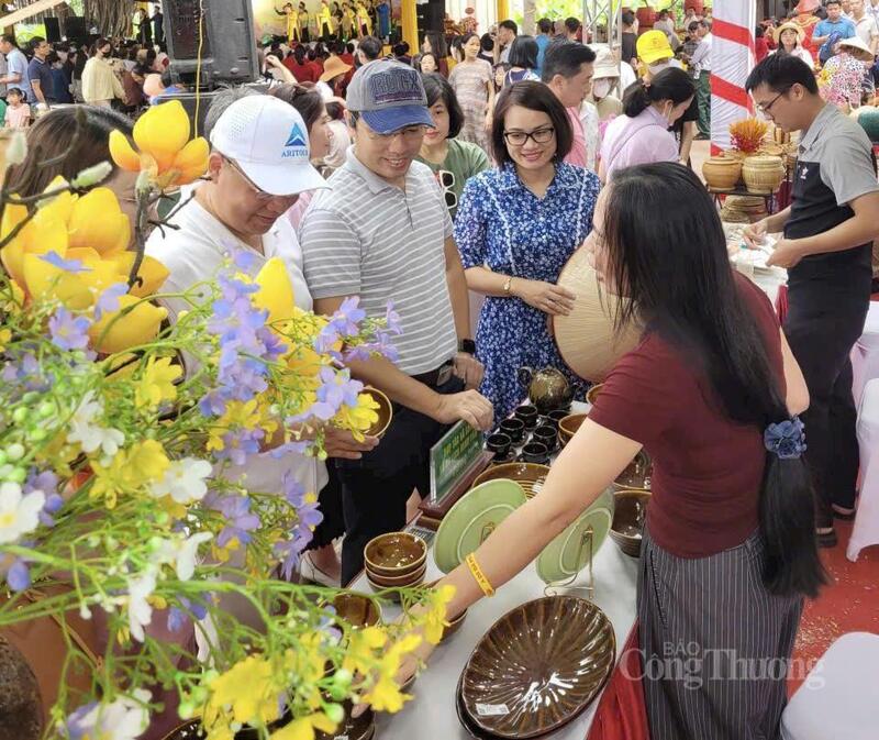 Sản phẩm gốm Minh T&acirc;m nhận được sự quan t&acirc;m của kh&aacute;ch h&agrave;ng tại c&aacute;c hội chợ, triển l&atilde;m. Ảnh: NH