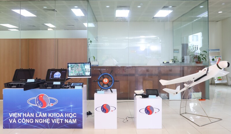 Các sản phẩm nghiên cứu trong lĩnh vực công nghệ vũ trụ.