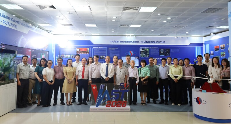 Các đại biểu chụp ảnh lưu niệm tại triển lãm.