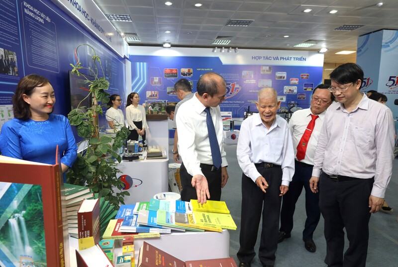 Các đại biểu tham quan triển lãm “Dấu ấn Viện Hàn lâm Khoa học và Công nghệ Việt Nam”.
