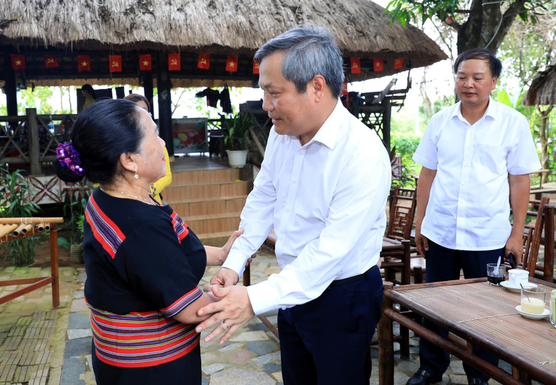 Chủ tịch UBND TP. Hà Nội Vũ Đại Thắng trò chuyện với người dân tại Làng Văn hóa - Du lịch các dân tộc Việt Nam. Ảnh: Linh Phạm