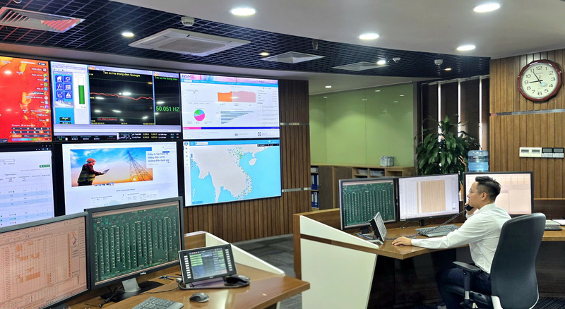 Nguyễn Mạnh Linh làm việc tại phòng trực ca thị trường điện NSMO. Ảnh: NVCC