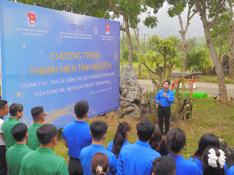 Với vai trò Bí thư Đoàn Thanh niên cơ quan NSMO, Nguyễn Mạnh Linh đã nhiều năm tham gia tổ chức các hoạt động phong trào, lan tỏa tinh thần sáng tạo trong lao động sản xuất của đơn vị. Ảnh: NVCC