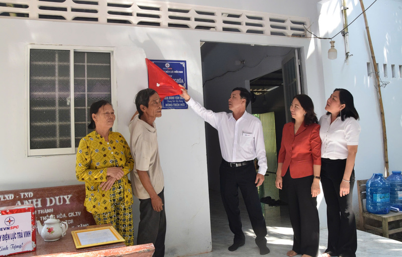 Trao nhà tại gia đình ông Phạm Văn Thêm, cư ngụ ấp Kinh Xuôi, xã Thông Hòa, huyện Cầu Kè, Trà Vinh (nay là tỉnh Vĩnh Long) tháng 1/2025. Ảnh: EVNSPC.